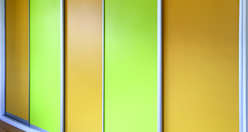 Skříň v dětském pokoji, dveřní křídla z veselých uni barev kolekce lamino desek od firmy Kronospan.